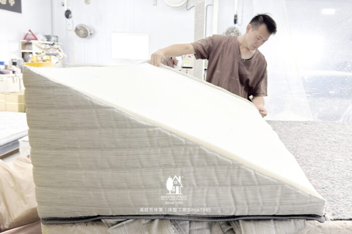 01 從二維（矩形）轉向三維（立體楔形）的獨立筒床墊。