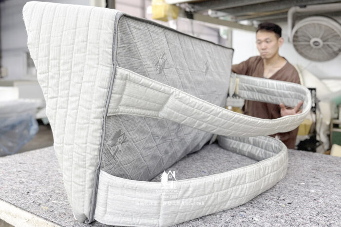 03 從二維（矩形）轉向三維（立體楔形）的獨立筒床墊。