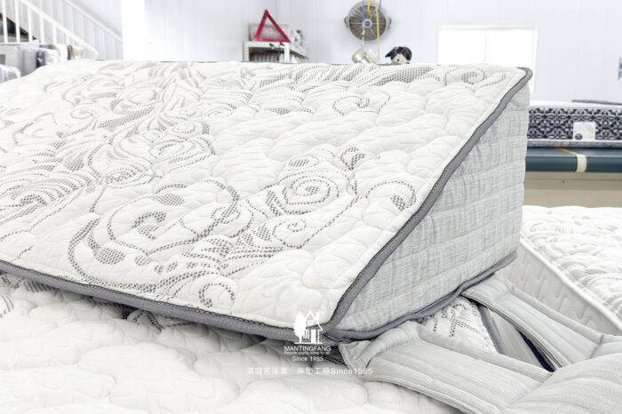 08 從二維（矩形）轉向三維（立體楔形）的獨立筒床墊。