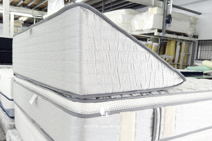 09 從二維（矩形）轉向三維（立體楔形）的獨立筒床墊。