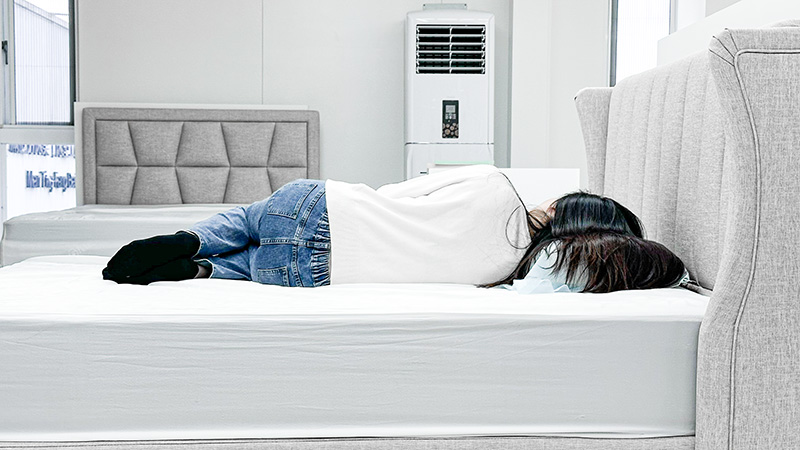 [顧客在門市放鬆試躺體驗床墊]