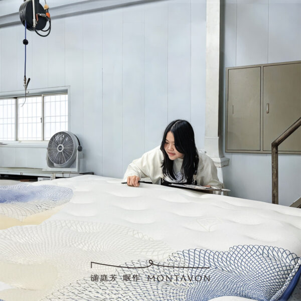 Photoroom 20260306 1200x1200 LOGO黑 床墊製作流程揭秘｜滿庭芳六大品檢關卡，從工廠到臥室的品質守護