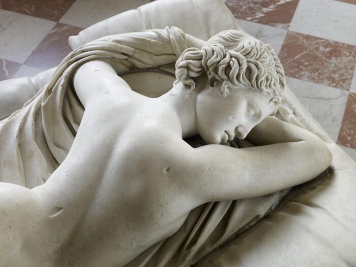 穿越兩千年的深度睡眠:羅浮宮大理石雕塑刻下的「好床執念」 1 671457322 1395462399289859 2846035376083584689 n 穿越兩千年的深度睡眠:羅浮宮大理石雕塑刻下的「好床執念」